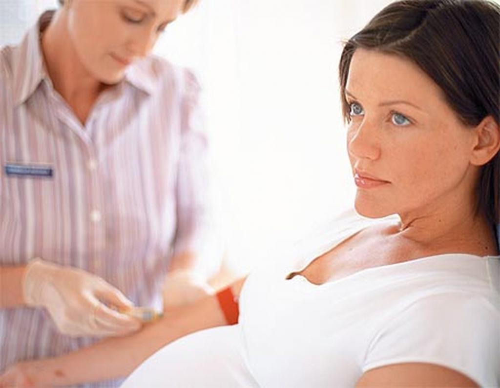 Беременная женщина сдает кровь на ИППП