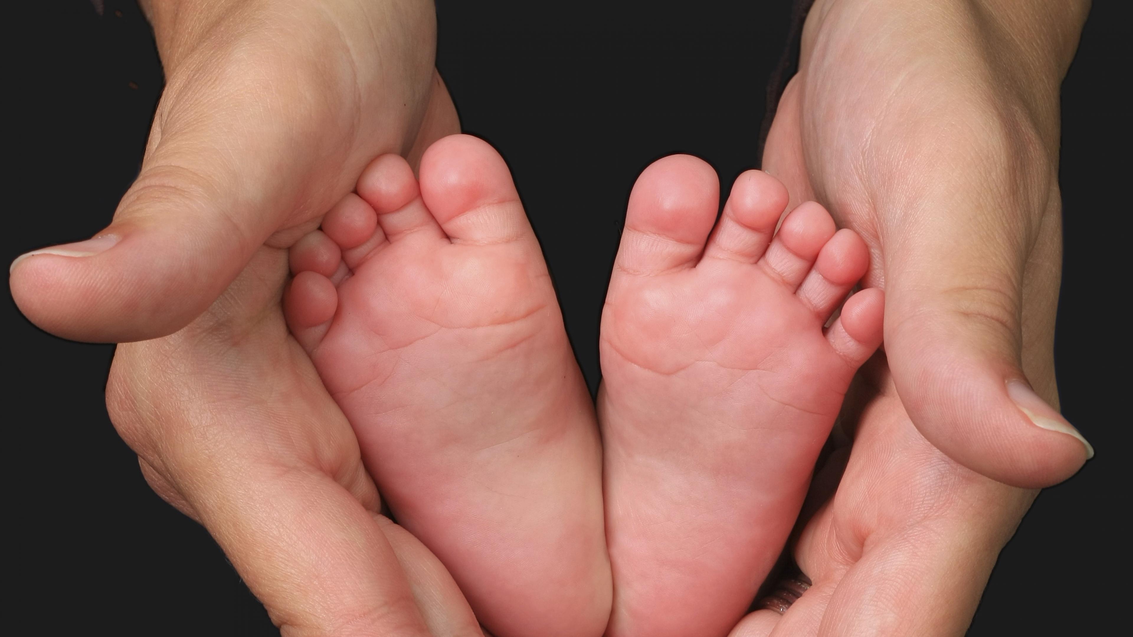 Ноги мамы для детей. Стопа новорожденного. Пяточки младенца. Пятка младенца. Здоровые детские ножки.