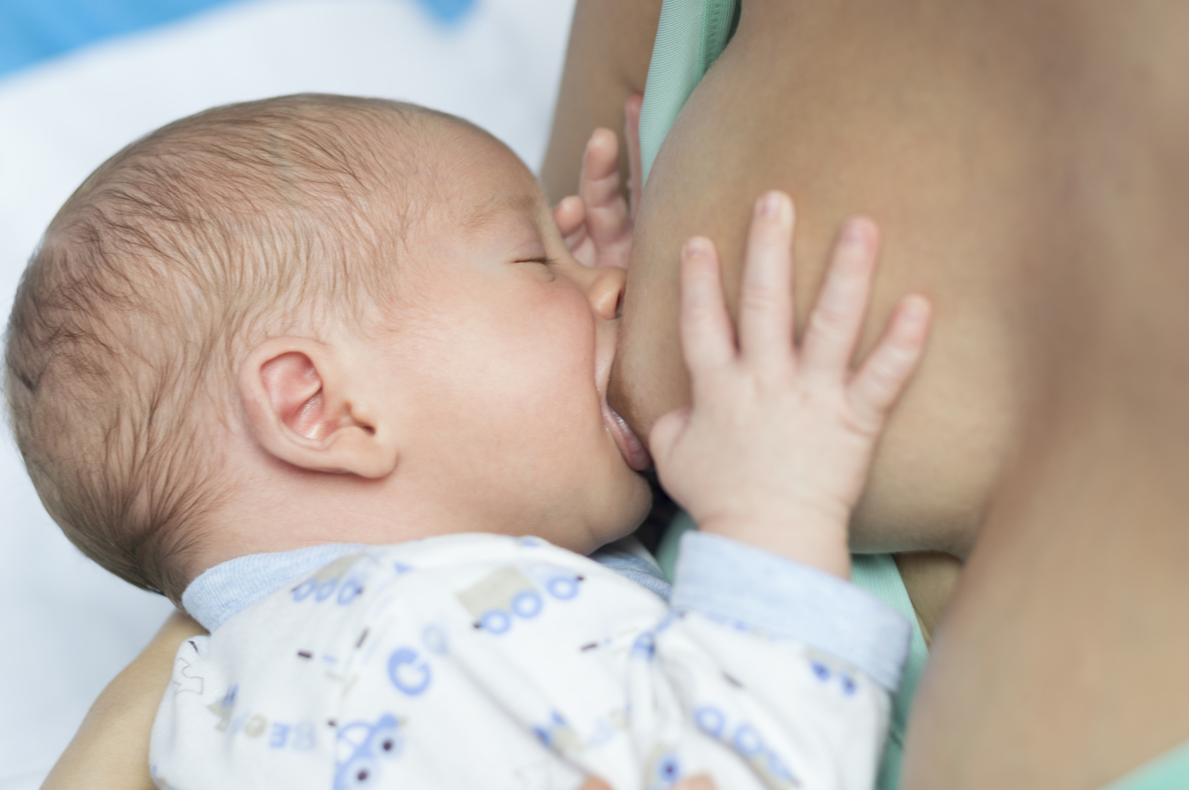 Сосок кормящей матери. Прикладывание к груди новорожденного. Правильное прикладывание новорожденного к груди.