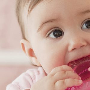 Может ли слезится глаз при прорезывании зубов у ребенка