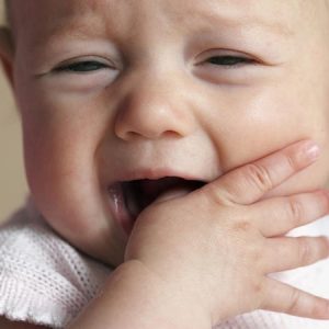 Как режутся зубы у детей слезится глаз