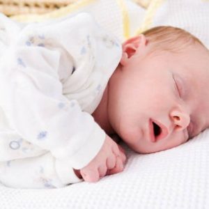 Почему ребенок потеет во сне комаровский