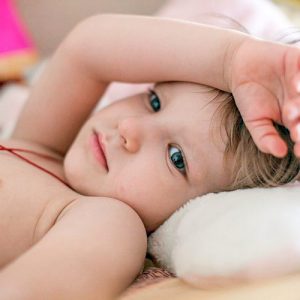 Ребенок потеет во время сна комаровский