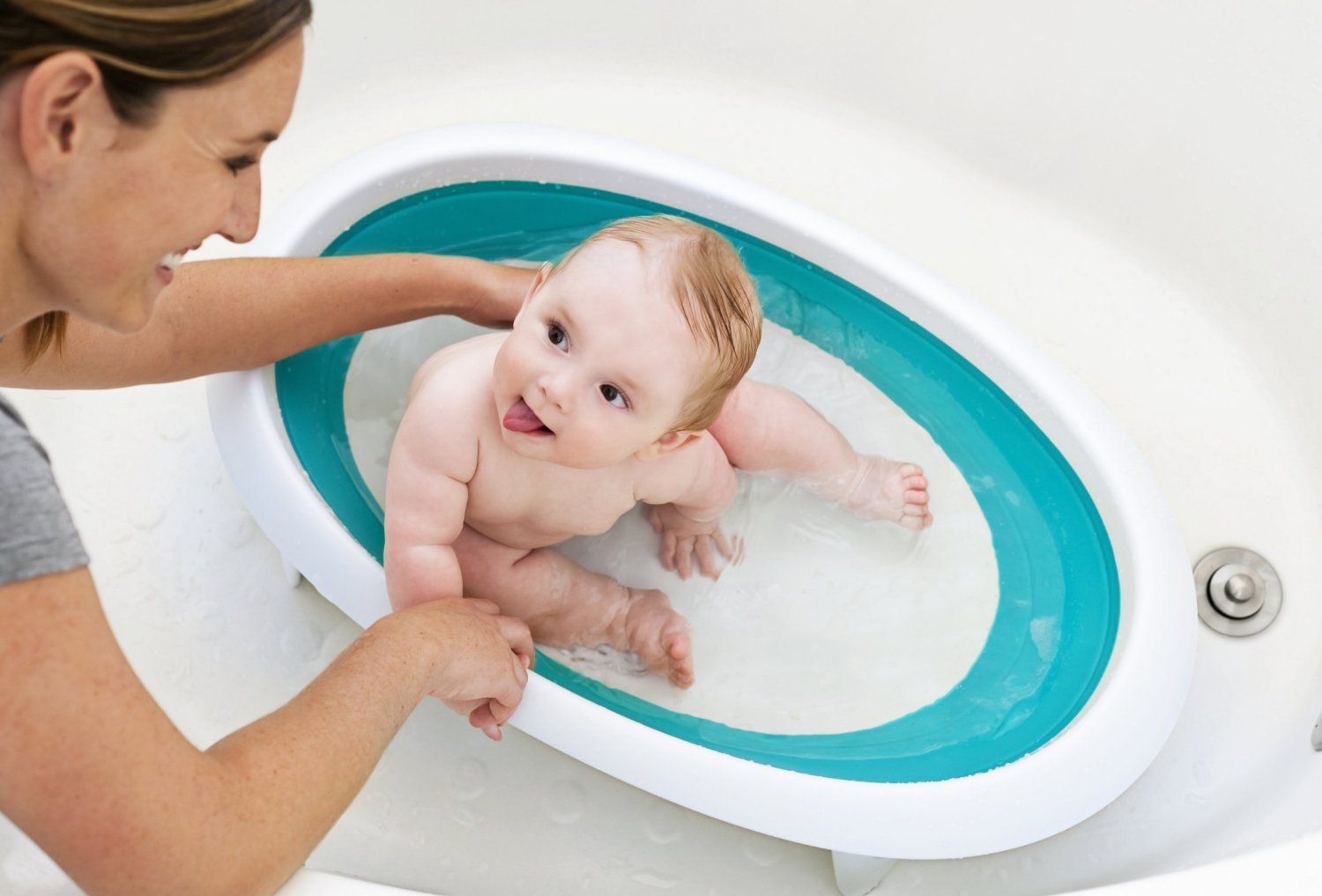 Купание малыша с мамой в ванне. Ванночка для детей. Ванночка для купания детей. Для купания малышей приспособления в ванную. Купание малыша в ванночке.