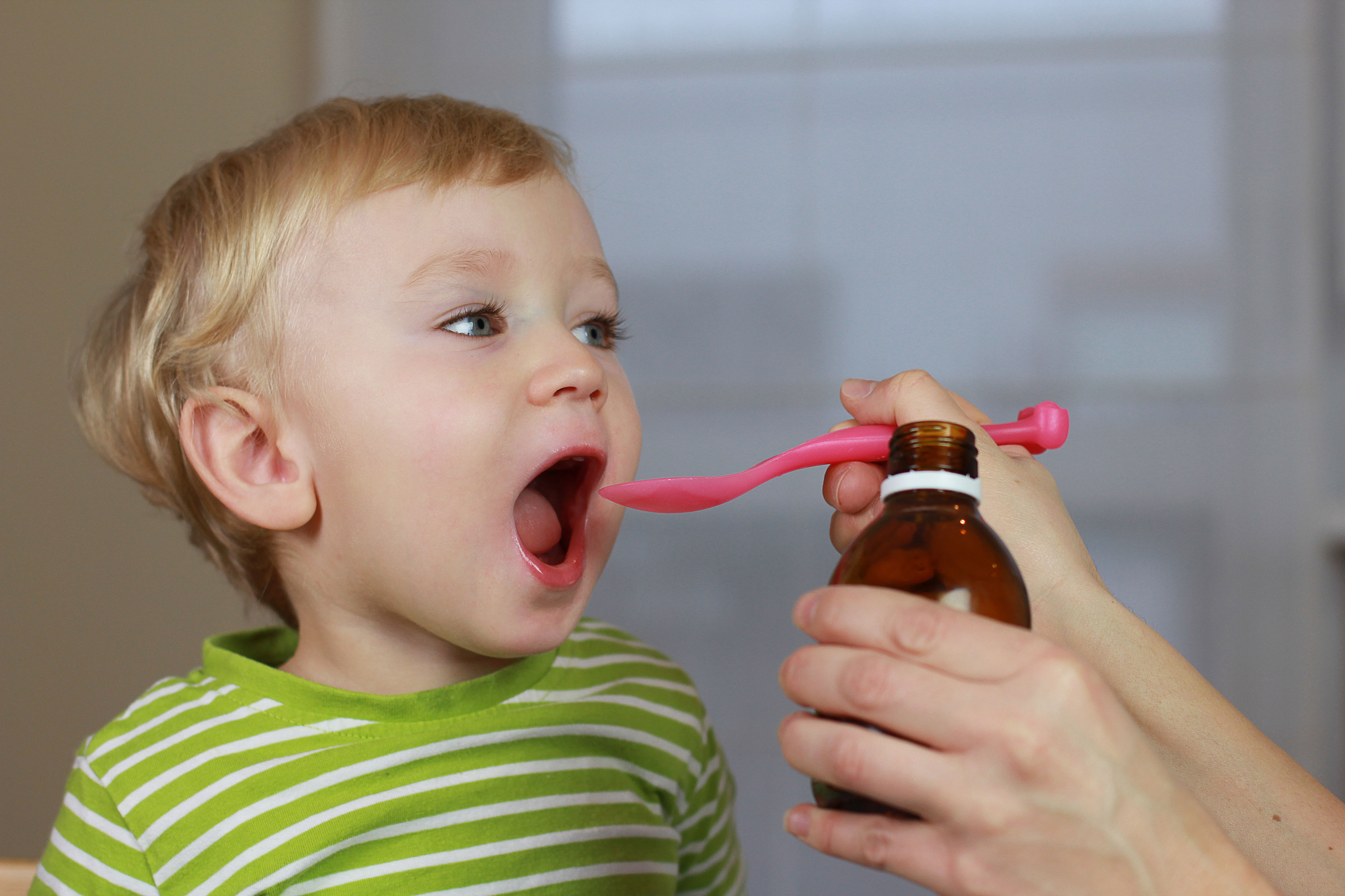 Принимать через рот. Ребенок пьет лекарство. Ребенок пьет сироп. Ребенок пьет таблетки. Кашель у ребенка.