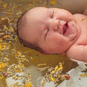 В каких травах полезно купать ребенка