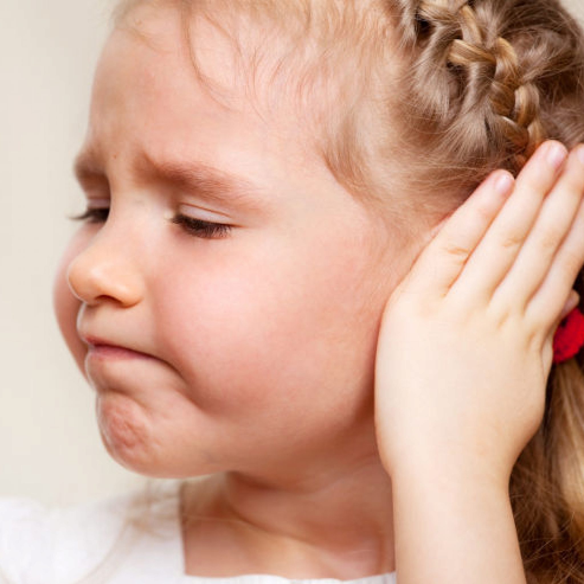Осложнение слуха. Глухота. Ребенок с больным ухом.