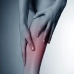 Болит нога от бедра до колена - почему Симптомы причины лечение